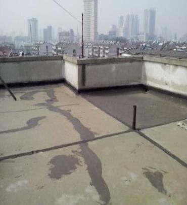 鞍山市漏水维修 楼顶漏水是什么原因，楼顶漏水维修方法是什么?